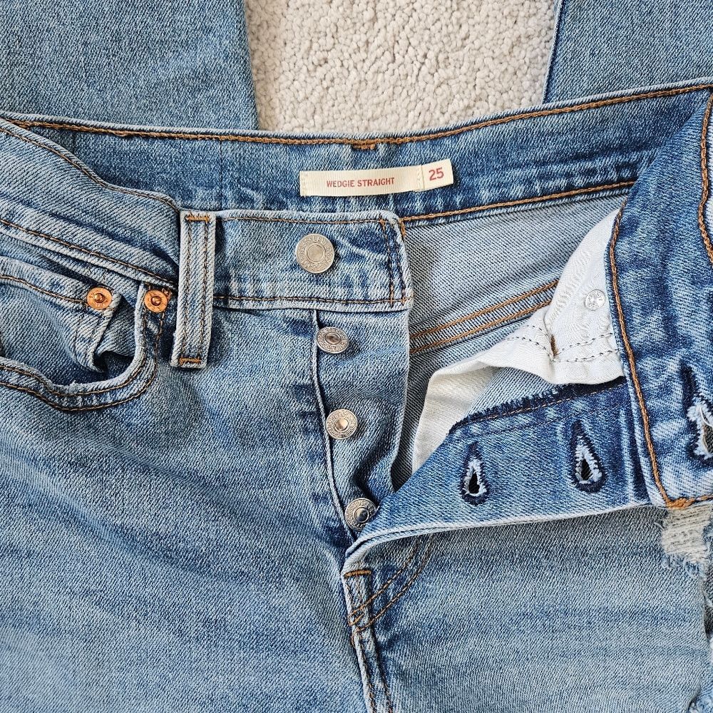Levi's | Wedgie Straight Leg Button Fly Jeans in Light Wash Denim, Women's 25 - Picture 7 of 7